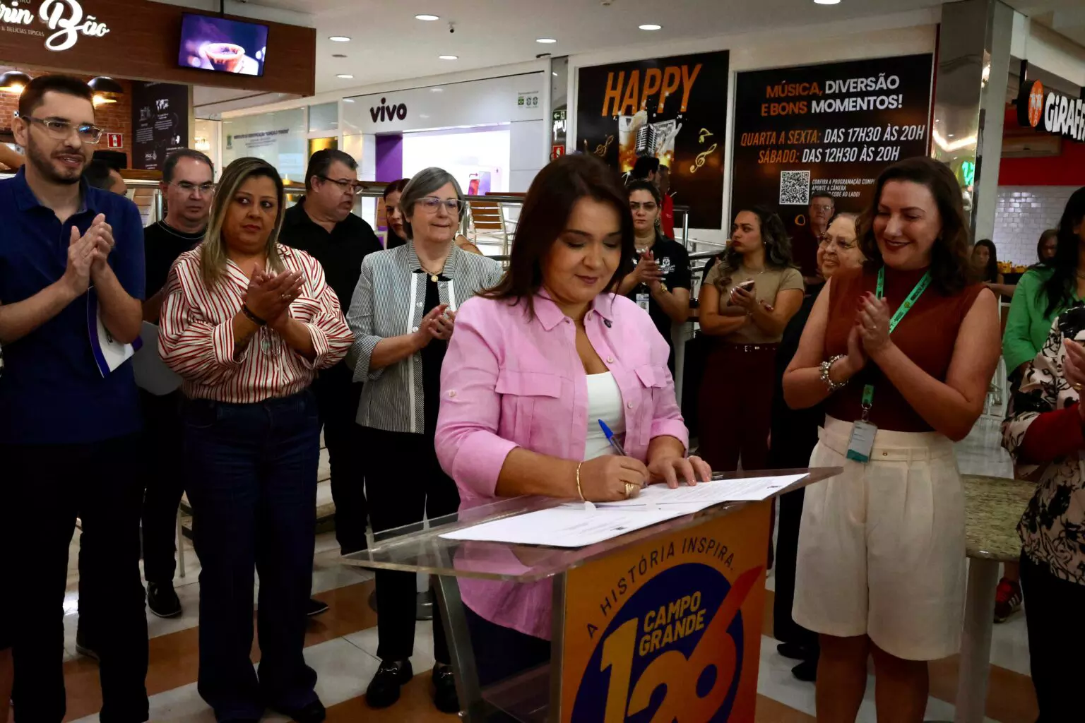Prefeita Adriane Lopes assinou o temo de cooperação com a MRV. (Eliel Dias, Jornal MIdiamax)