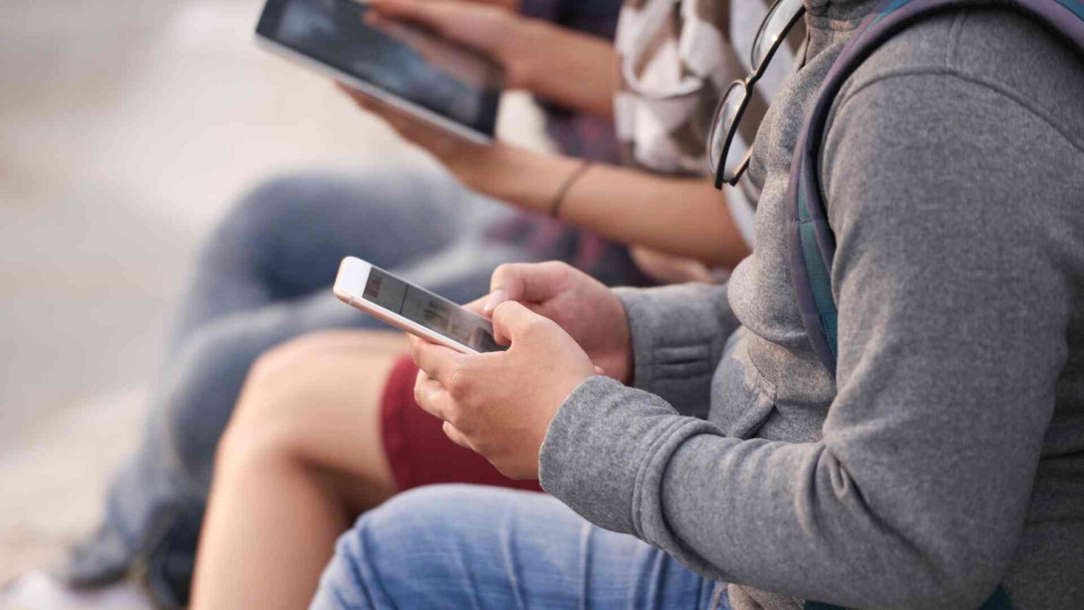 Jovens estão sempre conectados – ilustrativa. ( Reprodução, Freepik)