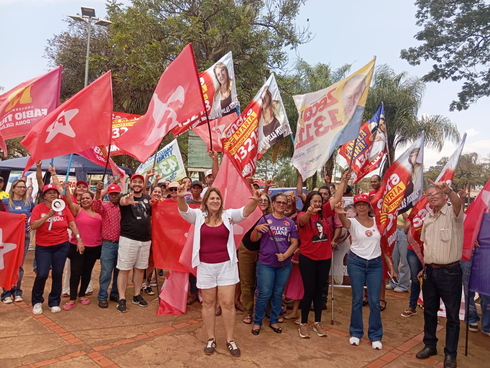 Sandra Maria promove adesivaço e mobiliza apoiadores em Sidrolândia