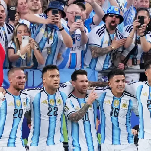 Messi vira maior artilheiro das copas e lidera Argentina em estreia