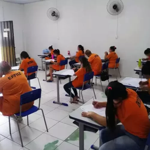 Estudantes em dia de prova, no Estabelecimento Penal Feminino Irmã Irma Zorzi (Foto: Agepen)... veja mais em https://www.campograndenews.com.br/brasil/cidades/plano-educacional-projeta-aumento-de-20-dos-internos-em-salas-de-aula