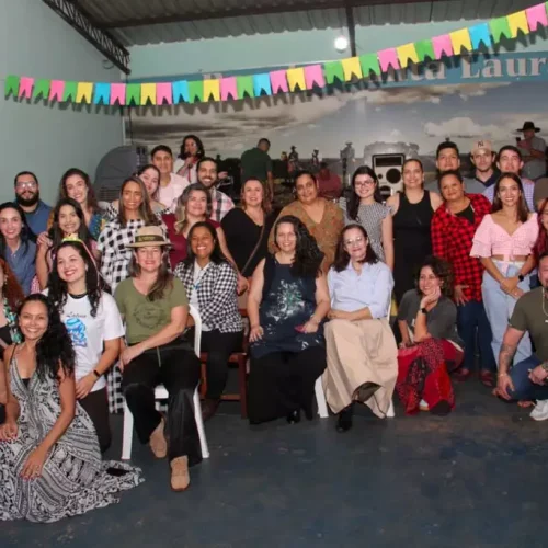 Ex alunos e professores reunidos para prestigiar a festa. (Foto: Juliano Almeida)