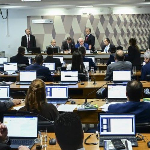Em votação unânime, CCJ do Senado rejeita e enterra PEC da Blindagem