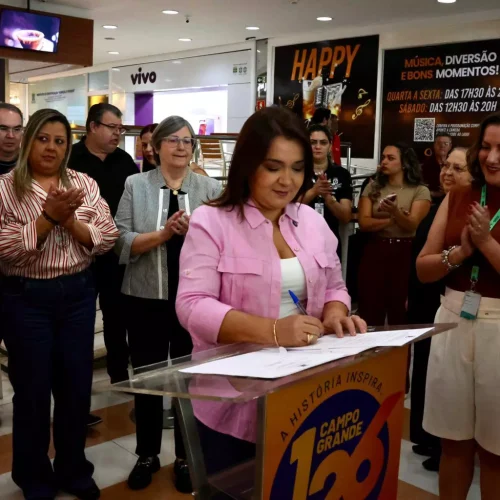 Prefeita Adriane Lopes assinou o temo de cooperação com a MRV. (Eliel Dias, Jornal MIdiamax)