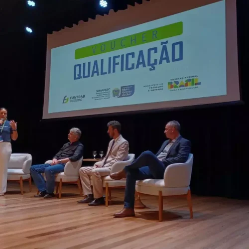 Diretora-presidente da Funtrab, Marina Dobashi, fala durante o 1º Fórum Estadual de Gestores do Trabalho, Emprego e Renda (Murilo Medeiros, Jornal Midiamax)