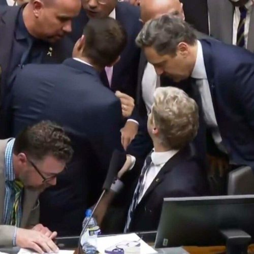 Deputado Marcos Pollon (PL-MS) sentou-se na cadeira do presidente da Câmara, durante motim. (Reprodução)
