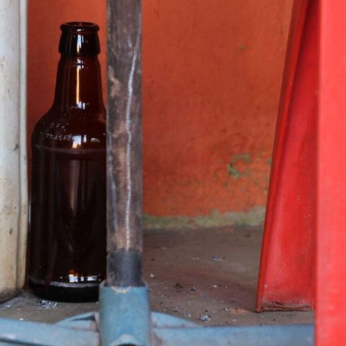 Garrafa de bebida alcoólica no local. (Foto: Madu Livramento, Midiamax)
