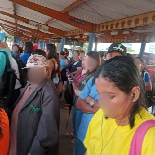 Usuários de transporte público aguardam ônibus atrasados no Terminal Aero Rancho. (Fala Povo)
