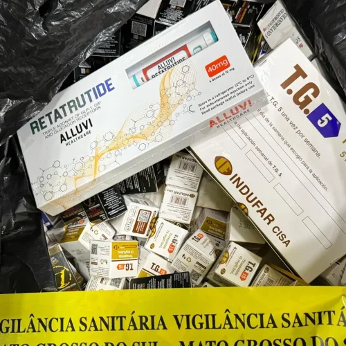 Fiscalização encontrou canetas e ampolas de retatrutida e tizerpatida, das marcas TG e Lipoless. (Foto: Divulgação, Vigilância Sanitária)