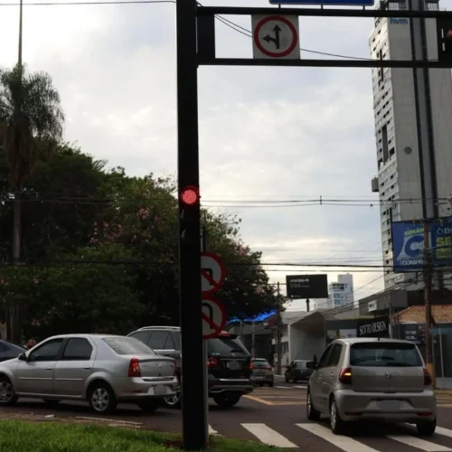 Mesmo com conversão proibida e sinal vermelho, motorista vira à esquerda na Rua Bahia. (Pietra Dorneles, Jornal Midiamax)