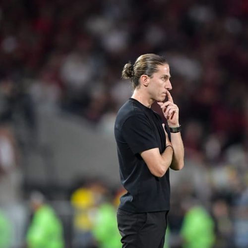 Filipe Luís durante partida do Flamengo (Foto: Thiago Ribeiro/AGIF)