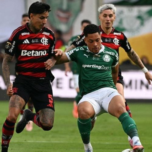 Vitor Roque disputa posse de bola contra Pulgar (Foto: Luis ACOSTA / AFP)