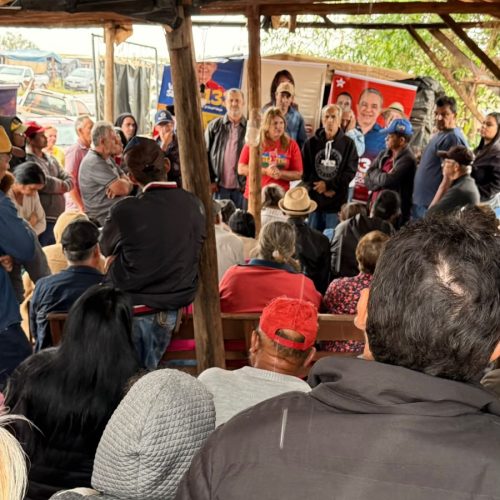 Sob chuva, Sandra Maria visita acampamentos na região de Naviraí