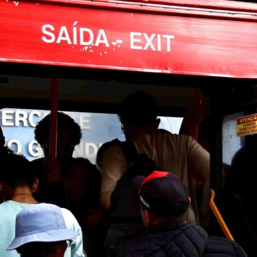 Ônibus lotado, veículos quebrando e calorão são um drama frequente de quem usa ônibus na Capital. (Foto: Henrique Arakaki/Midiamax)