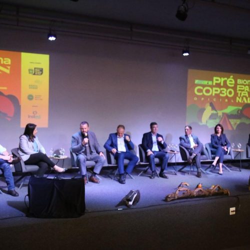 Painel de abertura da Pré-COP 30 Pantanal. (Foto: Henrique Arakaki, Midiamax)