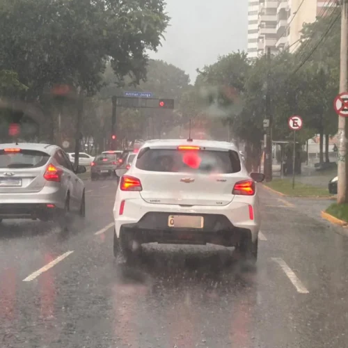Chuva no Centro começou por volta das 13h30. (Foto: Pietra Dorneles, Midiamax)