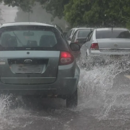 Cidade teve tarde de trânsito lento devido à chuva (Foto: Madu Livramento, Midiamax)