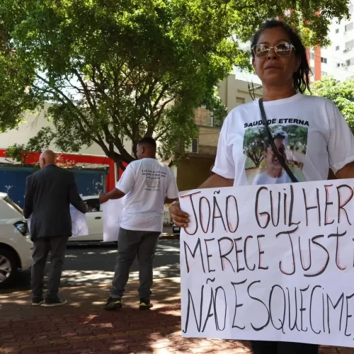 Em protesto, Regiani Jorge pede justiça pelo filho, João Guilherme. (Leonardo de França, Jornal Midiamax)