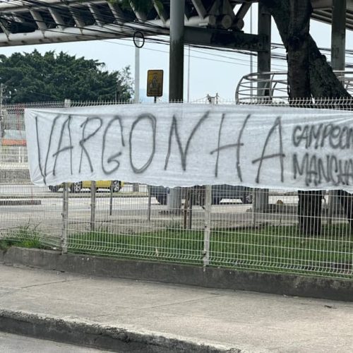 À véspera de duelo com Palmeiras, torcedores do Flamengo fazem protesto em frente à CBF