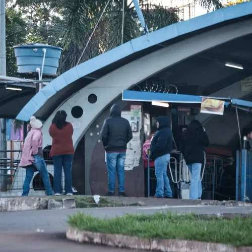 Pessoas agasalhadas em terminal de ônibus de Campo Grande. (Pietra Dorneles, Jornal Midiamax)