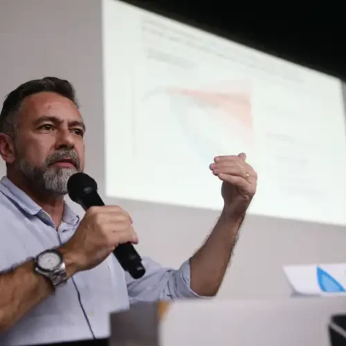 O representante do Observatório do Clima, Márcio Astrini, diz que fim dos uso de combustíveis fósseis é discussão fundamental – Foto José Cruz/Agência Brasil