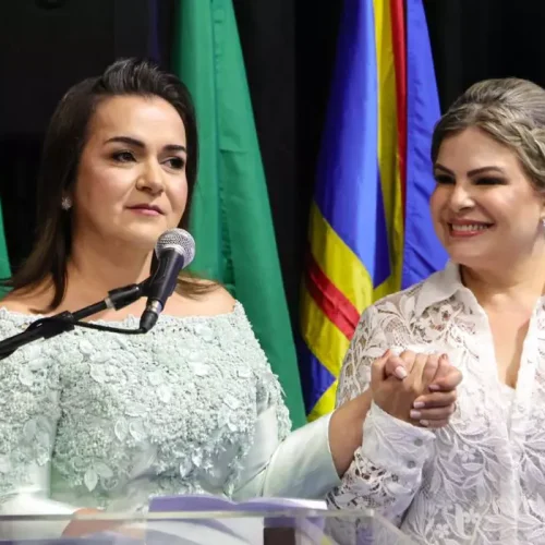 Prefeita Adriane Lopes (PP) e a vice-prefeita Camilla Nascimento (Avante) na cerimônia de posse, em 1º de janeiro | (Nathalia Alcântara, Midiamax)