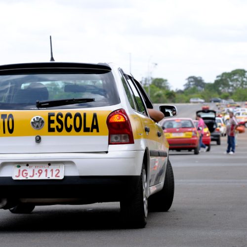 Percurso de carros de auto-escola no estacionamento do Estádio Nacional Mané Garrincha.