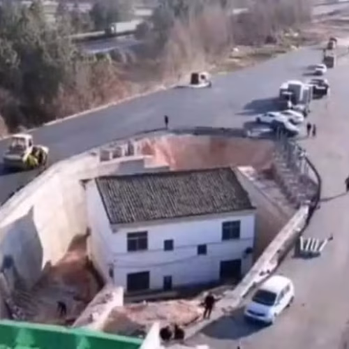 Homem se recusa a vender casa e fica ilhado no meio de rodovia; agora ele se diz arrependido