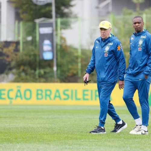 imagem cameraCarlo Ancelotti e o coordenador técnico da Seleção, Juan Santos, durante treino em Seul (Foto: Rafael Ribeiro/CBF)