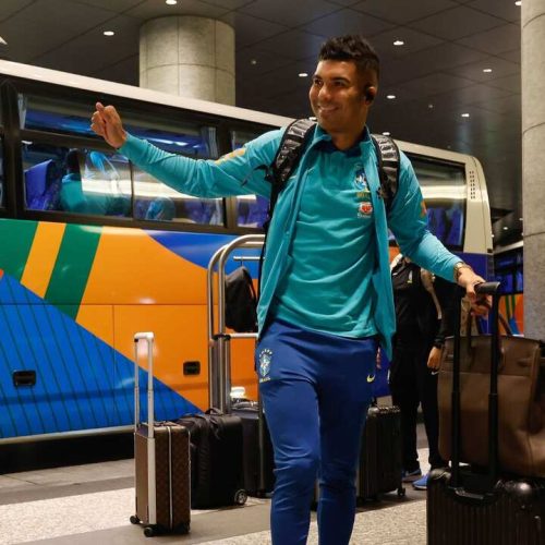 Casemiro na chegada da Seleção ao hotel em Tóquio (Rafael Ribeiro / CBF)