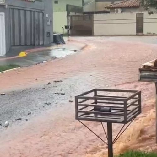 Rua tomada por água da chuva. (Fala Povo)