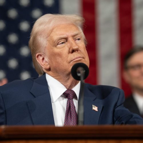Trump promete US$ 5 mil a cada americano se vencer eleições