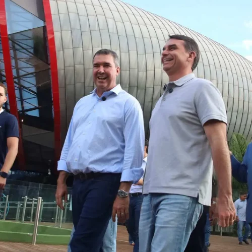 Flávio Bolsonaro ao lado de Riedel em Campo Grande. (Fala Povo, Midiamax)