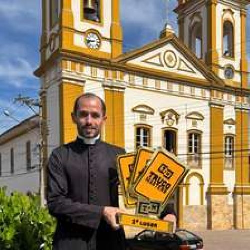 Padre vence torneio nacional de truco ao lado de avô e leva prêmio de R$ 40 mil: ‘A gente não tem prática’