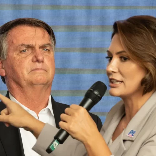 Michelle Bolsonaro e Jair Bolsonaro em imagem do dia 6 de maio de 2023 — Foto: André Ribeiro/Futura Press/Estadão Conteúdo