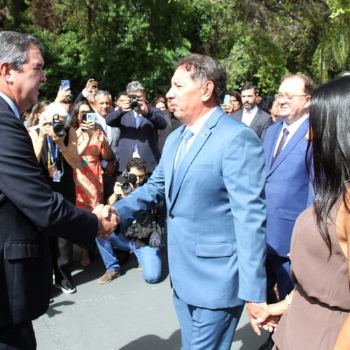 gerson claro sendo recepcionado pelo governador riedel - assessoria