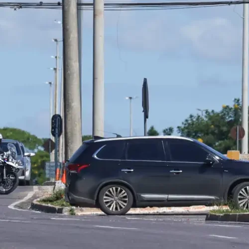 Comboio saído da polícia federal com o ex-presidente Jair Bolsonaro com destino ao Hospital DF Star, onde será realizado uma cirurgia de hérnia inguinal e tratar de um soluço persistente. Foto: Marcelo Camargo/Agência Brasil