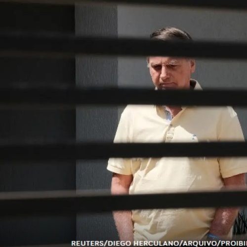 Bolsonaro alega “paranoia” para mexer em tornozeleira e juíza mantém prisão preventiva