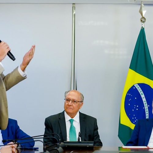 Lula assina MP e zera “taxa das blusinhas”