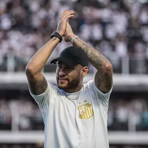 Neymar com a camisa do Santos na Vila Belmiro em 2024 (Foto: Divulgação/Santos)