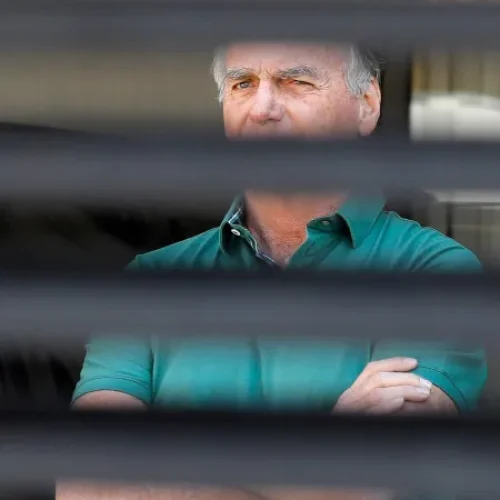 O ex-presidente Jair Bolsonaro em prisão domiciliar na casa dele em Brasília
Imagem: Sergio Lima - 11.set.2025/AFP