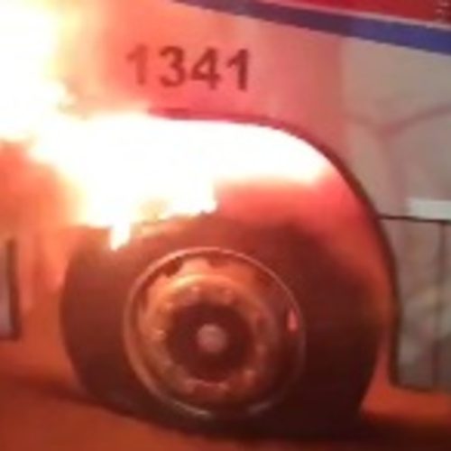 Ônibus do Consórcio Guaicurus pegou fogo na Avenida Guaicurus, em 23 de maio de 2025, e assustou usuários. (Reprodução)