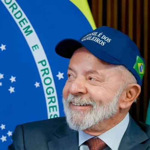 Lula usa boné com os dizeres "O Brasil é dos brasileiros" durante reunião ministerial
Imagem: Ricardo Stuckert - 26.ago.2025/PR