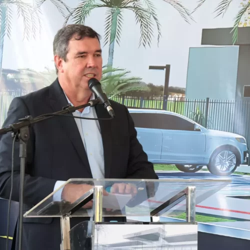 Governador Eduardo Riedel em assinatura do termo de cooperação | (Henrique Arakaki, Midiamax)