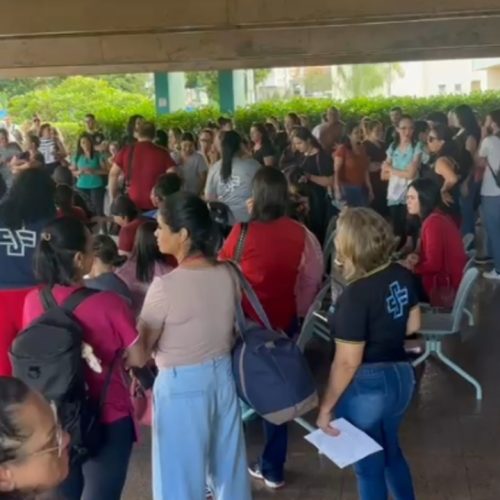 Funcionários reunidos no saguão nesta manhã. (Fala Povo Midiamax)