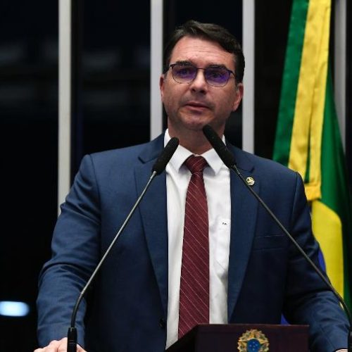 Em Roma, Flávio Bolsonaro chama PEC da Blindagem de PEC da ‘Sobrevivência’