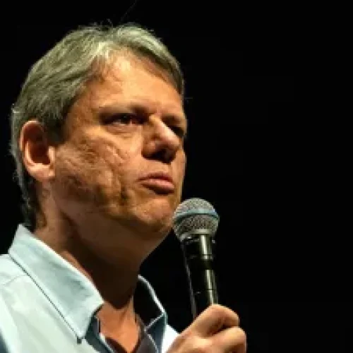 Justiça proíbe Tarcísio de dispensar professores durante licença médica