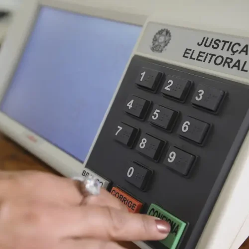 Urna eletrônica. (Foto: Fábio Pozzebom/Agência Brasil)